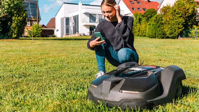 using_phone_to_control_robot_lawn_mower_HWT